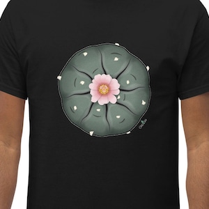 Może przedstawiać: Czarny t-shirt z grafiką zielonego i różowego kaktusa z kwiatem. Kaktus jest okrągły i ma kwiat w środku.