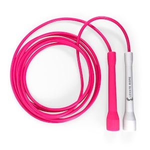 Op de afbeelding: Een roze springtouw met witte handvatten. De handvatten hebben de tekst "Elevate Rope" erop gedrukt.