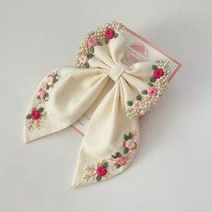 カスタム刺繍の花柄ヘアリボン：リネンの女の子用アクセサリー