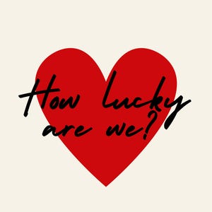 Op de afbeelding: Rood hart met de tekst "How lucky are we?" in zwart cursief schrift.