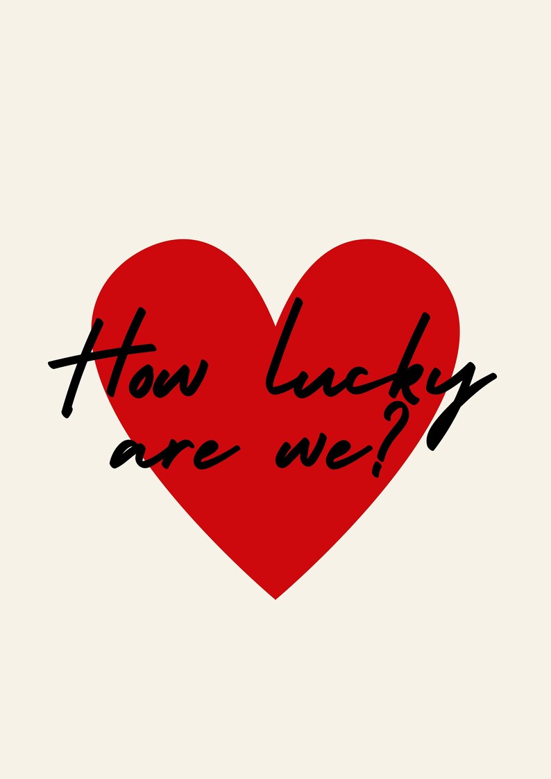 Op de afbeelding: Rood hart met de tekst "How lucky are we?" in zwart cursief schrift.