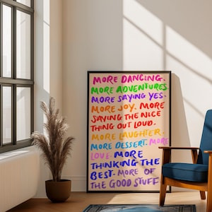 Könnte beinhalten: Ein rechteckiges gerahmtes Wandbild mit hellbeigem Hintergrund und mehrfarbigem, handgeschriebenem Text: MORE DANCING. MORE ADVENTURES. MORE SAYING YES. MORE JOY. MORE SAYING THE NICE THING OUT LOUD. MORE LAUGHTER. MORE DESSERT. MORE LOVE. MORE THINKING THE BEST. MORE OF THE GOOD STUFF.