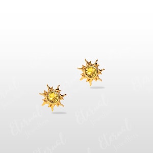 Pendientes Super Tiny Starburst con cristales de circonita amarilla, pendientes Super Tiny Starburst con cierre de rosca, hélice y segundo lóbulo de la oreja.