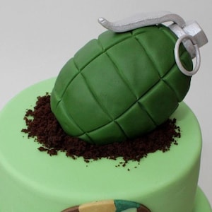 Topper per torta fondente con granata a mano commestibile
