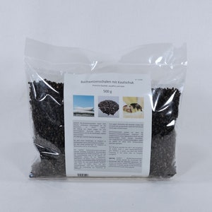 Könnte beinhalten: Ein durchsichtiger Plastikbeutel gefüllt mit schwarzen Buchweizenhülsen mit einem Etikett mit der Aufschrift "Buchweizenschalen mit Kautschuk Premium Qualität,  natürlich und  sauber 500 g".
