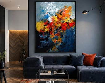 Puede incluir: Una gran pintura abstracta rectangular con pinceladas gruesas y texturizadas en tonos vibrantes de naranja, rojo, amarillo y blanco, sobre un fondo azul profundo y negro, enmarcada en un marco negro fino sobre una pared gris.