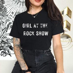 Girl At The Rock Show Blink 182 Shirt Black 90s Punk Rock Band T Shirt Blink 182 Music Tour T-Shirt Y2K World Tour Emo Girl Grunge Style