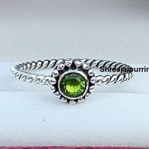 Peridot Ring: Handgemachtes Sterling Silber Band, Edelsteinschmuck für Frauen