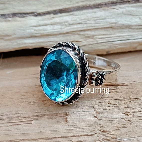 Anello In Argento 925 Con Topazio Blu Naturale. Banda Larga Martellata, Effetto Artigianale. Taglia 7, Realizzato A Mano In India. Regalo Perfetto Per Anniversario, Compleanno O San Valentino.