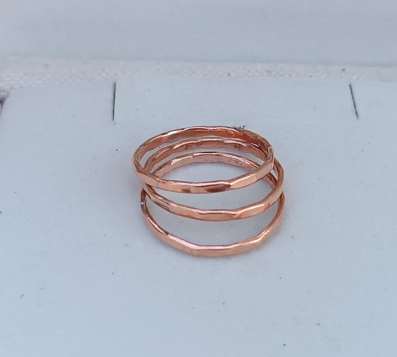 Peut inclure: Trois anneaux en cuivre martel&eacute; empil&eacute;s les uns sur les autres. Les anneaux sont d'une couleur or rose chaude.