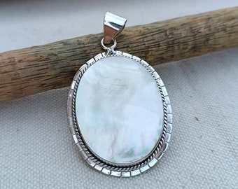 Pendentif Vintage Nacre Véritable - Métal Argenté - Bijou Occasion De Caractère