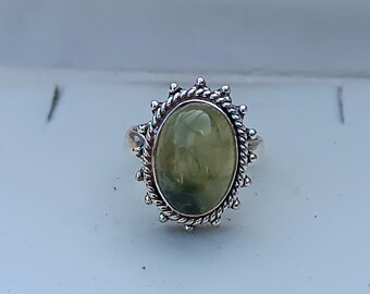 Prehnit Ring: Handgefertigter Statement Schmuck aus 925 Sterling Silber