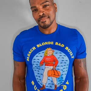 T-shirt con body art Bad Built Butch di colore biondo candeggina di CoreLew Design