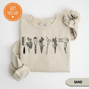 Sudadera minimalista de peluquero - Sudadera con capucha de peluquero con flores silvestres - Terapeuta capilar - Regalo de peluquero - Sudadera de cosmetología - Peluquero