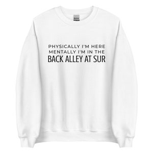 Puede incluir: Sudadera blanca con texto negro que dice "Físicamente estoy aquí mentalmente estoy en el callejón trasero en Sur"