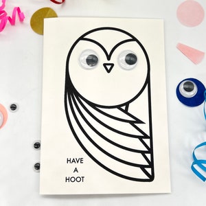 Può includere: Un biglietto bianco con un contorno nero di un gufo con occhietti. Il testo "HAVE A HOOT" è stampato sotto il gufo.
