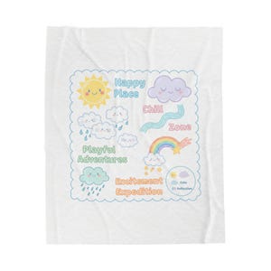 Può includere: Coperta bianca con un design colorato e stravagante. Il design include un sole sorridente, nuvole, un arcobaleno e il testo che recita "Happy Place", "Playful Adventures", "Chill Zone" e "Excitement Expedition".