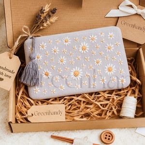 Hand Embroidery Daisy Flowers Cosmetic Bag, Floral purse, Daisy Clutch, Linen makeup bag, Cosmetic Bag pouch, Toiletry Bag, Custom name