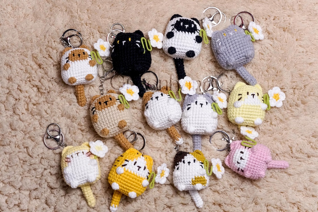 ラミネートキーホルダー2点セット Cathミニクロック＆ドット❤️Handmade Crochet Cute Cat Daisy Keychain, Handmade Mini Crochet Amigurumi