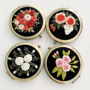 Floral Embroidered Compact Mirror, Custom Name Pocket Mirror, Cute Wedding Bridesmaid Gift, Gift For Her, Aesthetic Bridesmaid Gift