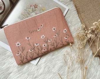 Hand Embroidery Daisy Flowers Cosmetic Bag, Floral purse, Daisy Clutch, Linen makeup bag, Cosmetic Bag pouch, Toiletry Bag, Custom name