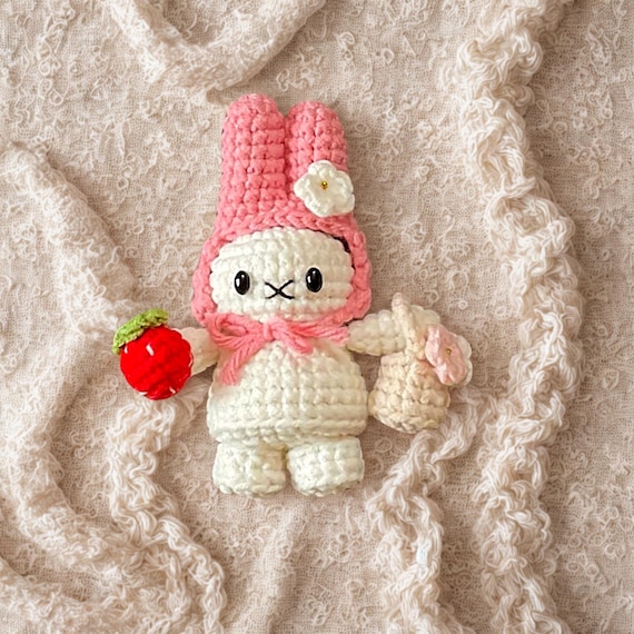 かぎ針編みのミッフィーキーホルダー、帽子をかぶったウサギの