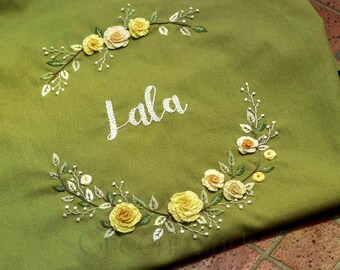 Delantal floral personalizado bordado a mano, delantal floral bordado, delantal de cocina, floristería, jardinería, regalo para ella, regalo para niño