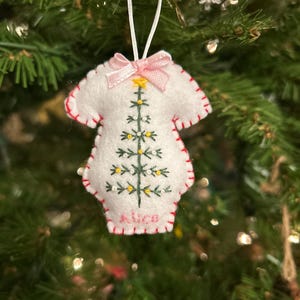 Babys erste Weihnachtsverzierung, personalisierte Filz-Namensverzierung, Babys erste Weihnachtsverzierung, individuell gesticktes Baby-Andenken