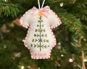 赤ちゃんの初めてのクリスマスオーナメント、パーソナライズされたフェルトの名前オーナメント、赤ちゃんの初めてのクリスマスオーナメント、カスタム刺繍の赤ちゃんの記念品