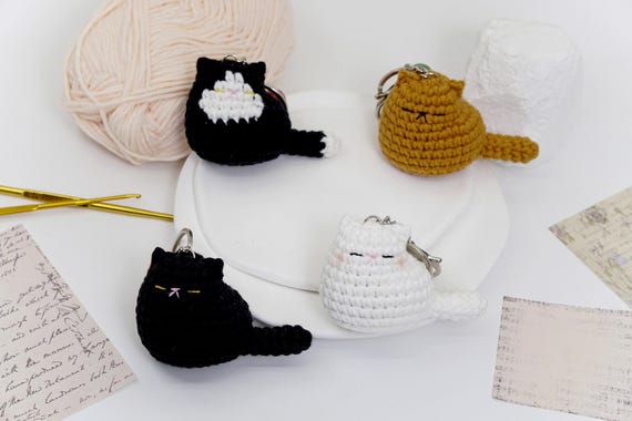 かぎ針編みのかわいい猫のキーホルダー、2個買うと1個無料