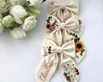 Daisy Baby Bow, Custom Name Hand Embroidered Baby Bow, Embroidered Floral Bow, Baby Gift Girl Personalized, Linen Hair Bow For Girls