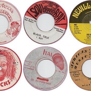 Puede incluir: Seis discos de vinilo vintage con etiquetas rojas, blancas y negras. Los discos presentan varios artistas y títulos de canciones, incluyendo "African Museum", "Soul Beat", "Neville King", "Right Time", "Ital" y "African Music".