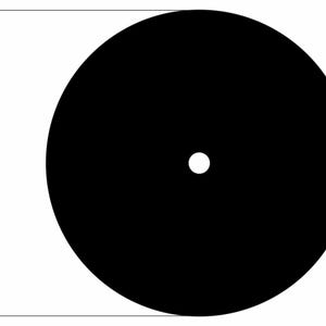 Puede incluir: Un círculo negro con un pequeño círculo blanco en el centro. El círculo tiene un diámetro de 99 mm.
