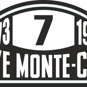 Puede incluir: Letrero vintage en blanco y negro con el texto "RALLYE MONTE-CARLO" y el año "1973". Un gran número "7" está centrado. El letrero tiene forma rectangular redondeada.