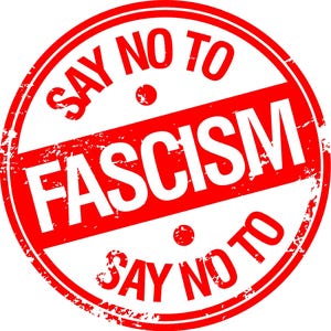 Könnte beinhalten: Ein rotes kreisförmiges Grafik mit den Worten "SAY NO TO FASCISM" in weißem Text. Der Text ist kreisförmig angeordnet und wird von einem diagonalen Banner mit dem Wort "FASCISM" gekreuzt. Die Grafik hat einen Used-Look.