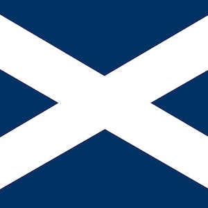 Può includere: Una croce bianca su uno sfondo blu scuro. La croce è centrata sullo sfondo quadrato.