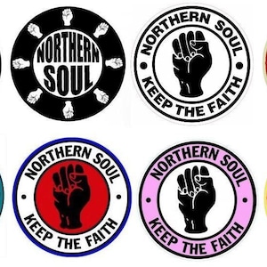 Puede incluir: Ocho pegatinas circulares diferentes con un puño negro levantado en el aire. Las pegatinas tienen un fondo blanco con texto negro que dice "Northern Soul Keep the Faith". Las pegatinas tienen bordes y diseños de diferentes colores.