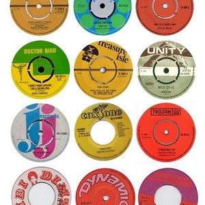 Può includere: Una collezione di 15 dischi in vinile vintage con varie etichette, tra cui Trojan, Treasure Isle, Doctor Bird, Unity, Coxsone, Dynamic e Rhino. I dischi presentano una varietà di colori e design, tra cui rosso, giallo, arancione, verde, blu e bianco.