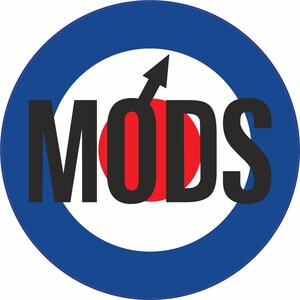 Puede incluir: Un diseño gráfico con la palabra "MODS" en negro, dentro de un círculo de diana azul y blanco. Un círculo rojo está detrás de las letras "O" y "D", con una flecha negra que apunta hacia arriba.