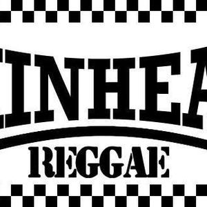 Könnte beinhalten: Schwarzweißes Logo mit dem Text "SKINHEAD REGGAE" in einer geschwungenen, fetten Schrift.
