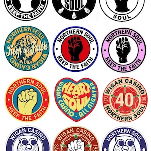 Può includere: Una collezione di 12 adesivi rotondi e a forma di cuore con vari design. Gli adesivi presentano un pugno chiuso, le parole "Northern Soul", "Wigan Casino" e "Keep the Faith". Alcuni adesivi hanno uno schema di colori rosso, bianco e blu, mentre altri hanno uno schema di colori giallo, blu e rosso.
