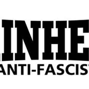 Könnte beinhalten: Schwarzer Text auf weißem Hintergrund: "SKINHEAD ANTI-FASCIST" in fetter, stilisierter Schrift. Der Text ist in einem gebogenen Layout angeordnet, mit "SKINHEAD" über "ANTI-FASCIST".