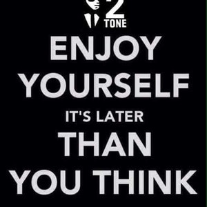 Könnte beinhalten: Schwarz-weißes Motivationsposter mit dem Text "Enjoy Yourself It's Later Than You Think" und einem Logo für "2 Tone" über dem Text.
