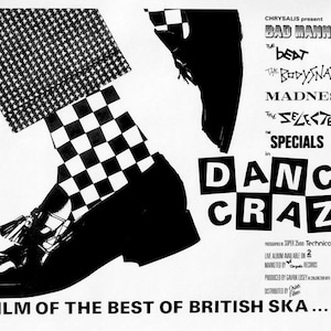 Può includere: Un poster in bianco e nero che pubblicizza un concerto con Bad Manners, The Body Snatchers, Madness, The Selecter e The Specials. Il poster presenta il testo "Dance Craze" in grandi caratteri grassetto.