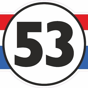 Puede incluir: Un círculo blanco con un contorno negro y el número 53 en negro. El círculo está centrado en un diseño en forma de ala rojo, blanco y azul.