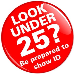 Puede incluir: Un letrero redondo rojo con texto blanco que dice "LOOK UNDER 25? Be prepared to show ID."