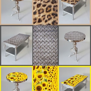 Peut inclure: Un collage de tables avec différents motifs. Une petite table ronde présente un dessus à imprimé léopard. Une table rectangulaire a un dessus en métal en forme de losange. Une autre a un motif de tournesol. Les tables ont des pieds argentés.