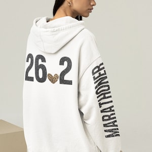 Niestandardowa bluza z kapturem Marathoner z brokatem, prezent dla maratończyka, koszulka maratońska dla kobiet 26.2, koszulka maratończyka, prezent dla biegacza, bluza maratońska
