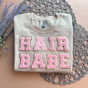 Felpa con cappuccio Hair Babe per parrucchiere, regalo per parrucchiere, maglietta con lettere in ciniglia per parrucchiere, regalo per parrucchiere, felpa con cappuccio