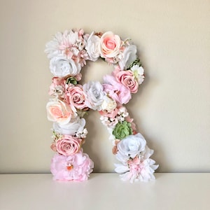 Decoração de berçário em ouro rosa Decoração com nome de bebê Letra floral Letra de flor Monograma de menina Boho Berçário feminino Decoração de chá de bebê